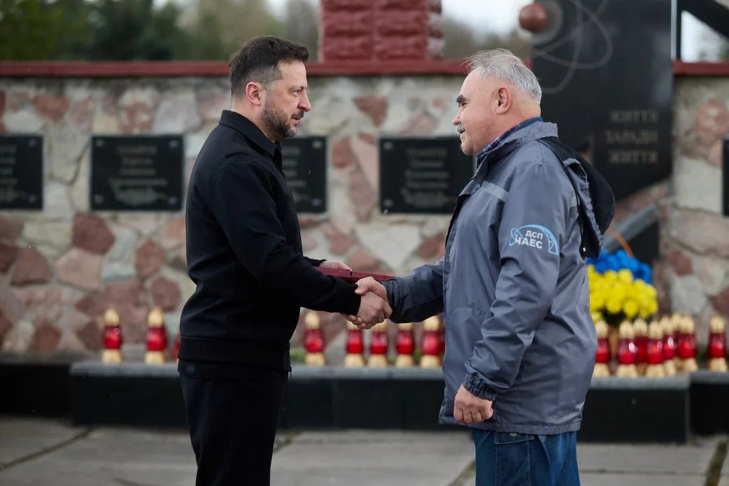 Зеленський відзначив нагородами ліквідаторів аварії на ЧАЕС, рятувальників та працівників станції