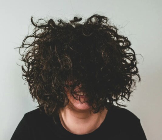 Чи потребує кучеряве волосся особливого догляду