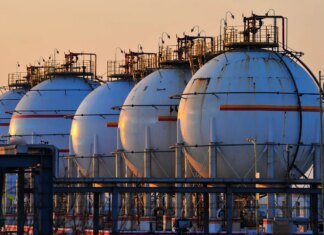 Нові СПГ-танкери під російським прапором вказують на розширення "тіньового флоту" — Bloomberg
