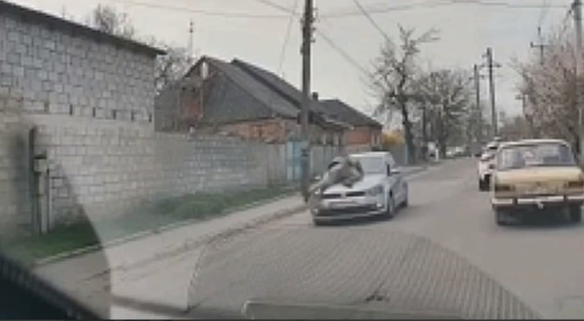 Провез на капоте авто: в Кропивницком водитель сбил военного ТЦК во время проверки (видео)