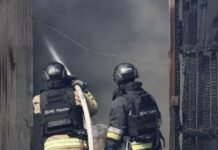 Пожежа на підприємстві у Чернігові після удару: горіло п‘ять гаражів і адмінбудівля