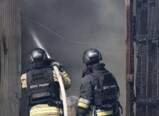Пожежа на підприємстві у Чернігові після удару: горіло п‘ять гаражів і адмінбудівля