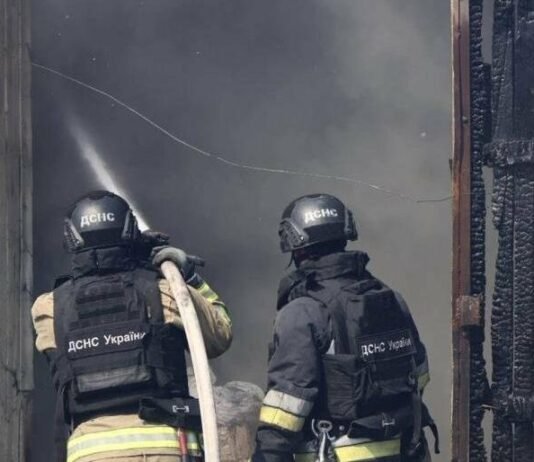 Пожежа на підприємстві у Чернігові після удару: горіло п‘ять гаражів і адмінбудівля