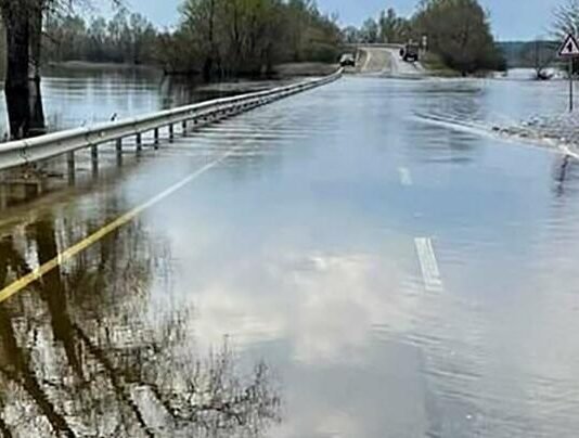 На Чернігівщині через підйом води в Десні підтопило під’їзди до понтонних мостів