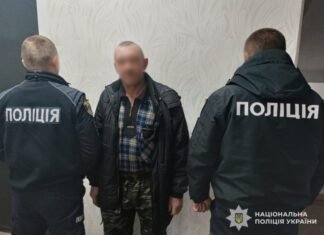 На Чернігівщині затримали чоловіка, який увірвався до помешкання жінки та вимагав віддати банківську картку