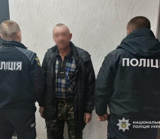 На Чернігівщині затримали чоловіка, який увірвався до помешкання жінки та вимагав віддати банківську картку