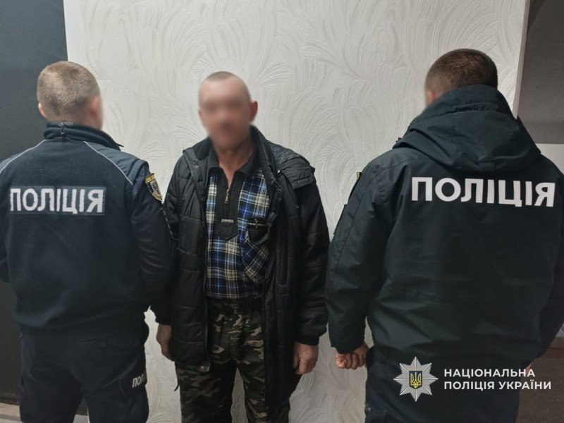 На Чернігівщині затримали чоловіка, який увірвався до помешкання жінки та вимагав віддати банківську картку