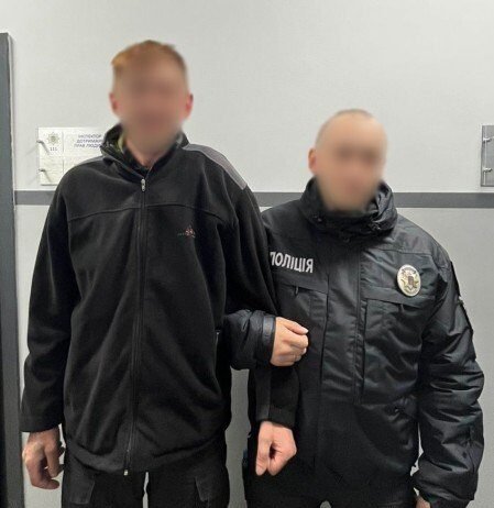 Схопив золотий ланцюжок з хрестиком і втік: у Чернігові затримали грабіжника