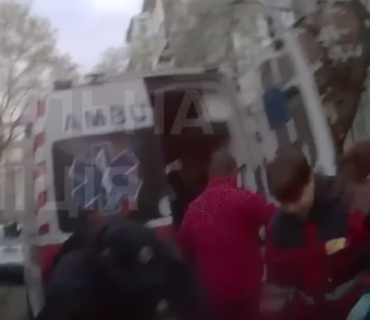 У Чернігові чоловік сам завдав собі ножових поранень: патрульні надали допомогу першими