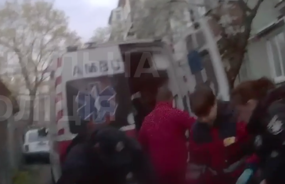 У Чернігові чоловік сам завдав собі ножових поранень: патрульні надали допомогу першими