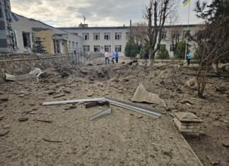 РФ превратила улицу в руины: по поселку на Запорожье за 20 минут 8 раз ударили КАБами (видео)