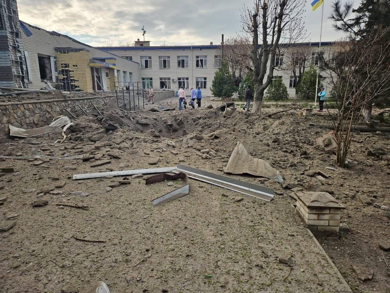 РФ превратила улицу в руины: по поселку на Запорожье за 20 минут 8 раз ударили КАБами (видео)