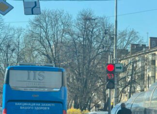 ДТП у центрі Чернігова за участі автобуса (Фотофакт)