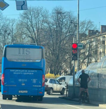 ДТП у центрі Чернігова за участі автобуса (Фотофакт)