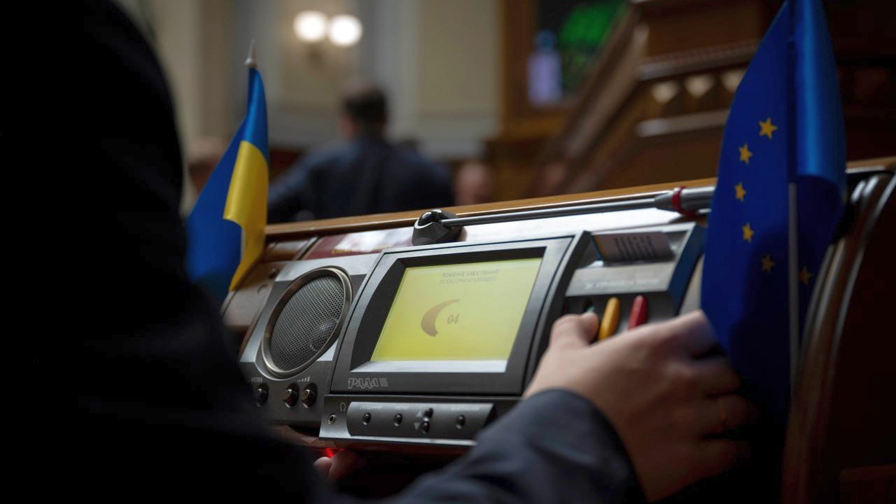 В законопроект о налогообложении посылок внесли отмену пожизненного PEP