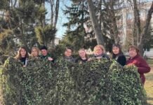 «Не можу піти на фронт, але можу допомогти»: переселенка з Чернігівщини плете маскувальні сітки для ЗСУ