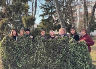 «Не можу піти на фронт, але можу допомогти»: переселенка з Чернігівщини плете маскувальні сітки для ЗСУ