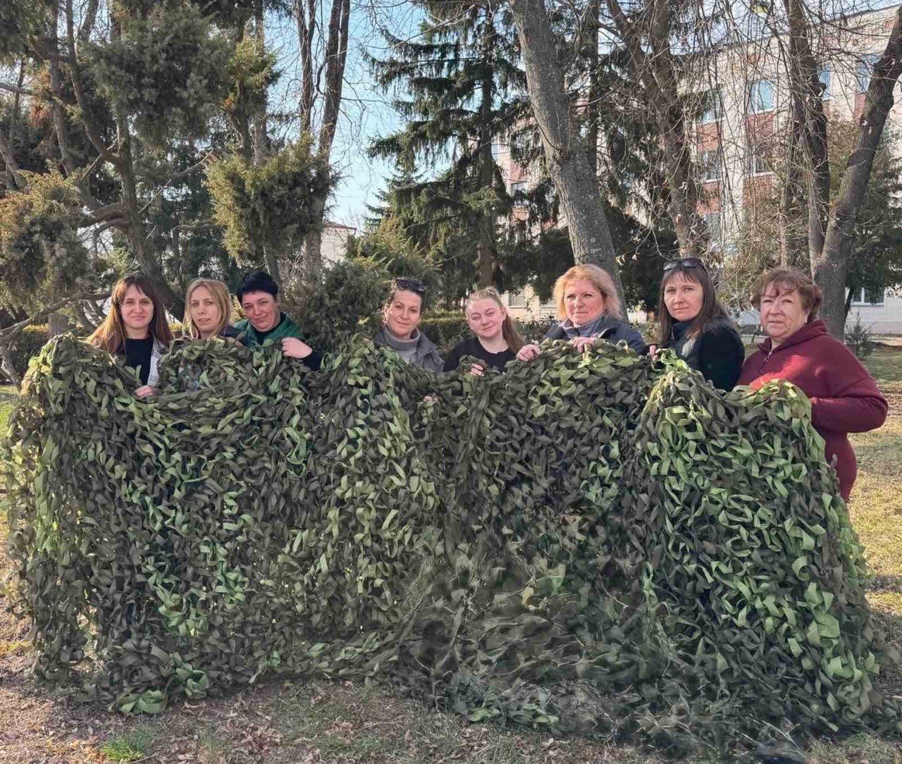 «Не можу піти на фронт, але можу допомогти»: переселенка з Чернігівщини плете маскувальні сітки для ЗСУ