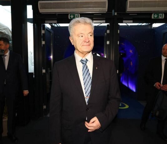 Порошенко показал декларацию за 2025 год: сменил прописку, подарил жене миллиард