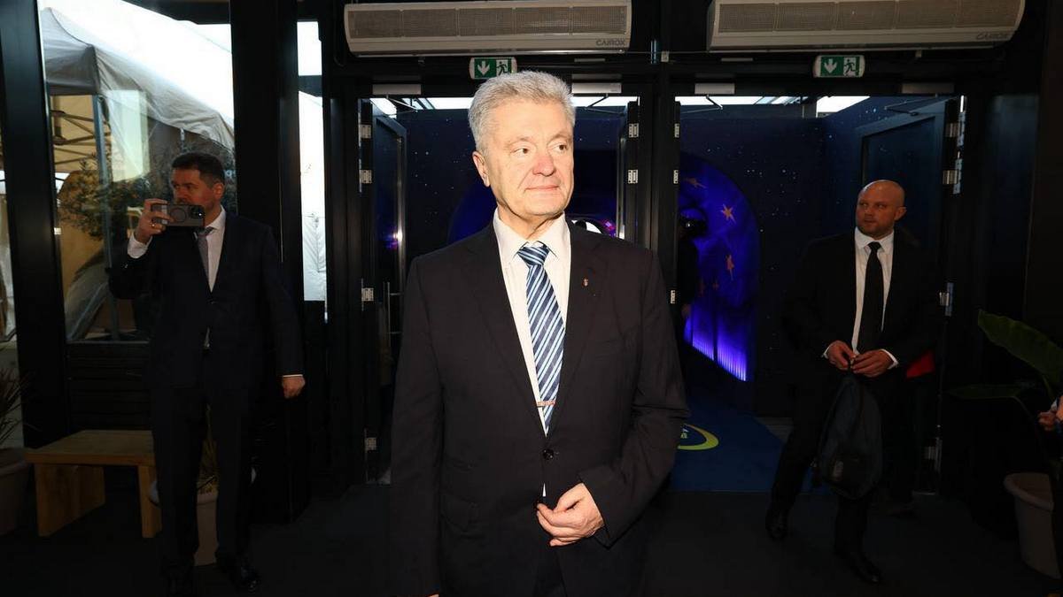 Порошенко показал декларацию за 2025 год: сменил прописку, подарил жене миллиард