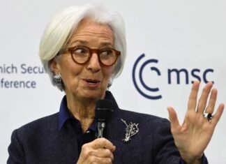 «Капитан не покинет корабль». Лагард заявила, что не будет досрочно уходить с должности