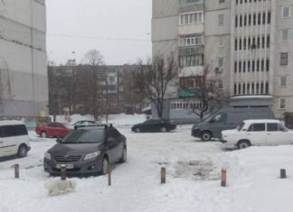 Від стовпчиків до літнього майданчика: у Чернігові знесуть понад 30 об‘єктів