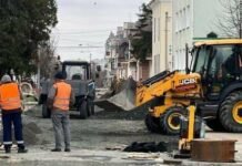 На Коцюбинського у Чернігові встановлюють бордюри перед укладанням асфальту