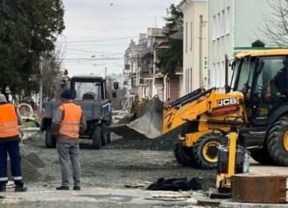 На Коцюбинського у Чернігові встановлюють бордюри перед укладанням асфальту