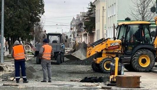 На Коцюбинського у Чернігові встановлюють бордюри перед укладанням асфальту