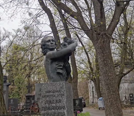 Их обожали миллионы, а теперь забыли: блогер показал заброшенные могилы известных украинцев (фото)