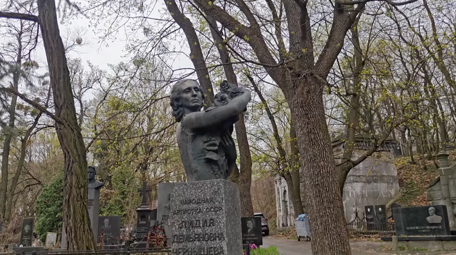 Их обожали миллионы, а теперь забыли: блогер показал заброшенные могилы известных украинцев (фото)