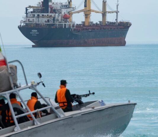 Мошенники выманивают крипту у моряков, обещая безопасный проход через Ормузский пролив, — СМИ