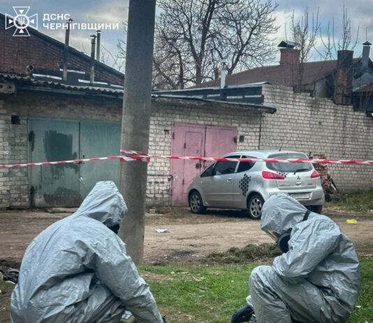 На вулиці у Чернігові виявили підозрілу коробку з речовинами: що знаходилося всередині