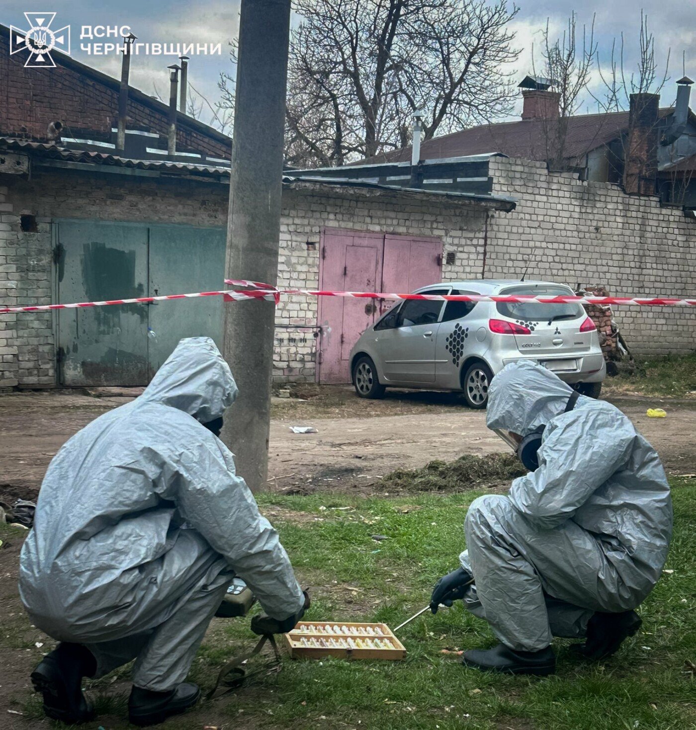 На вулиці у Чернігові виявили підозрілу коробку з речовинами: що знаходилося всередині