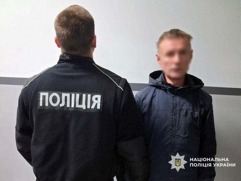 Вдарив стільцем по голові: у Чернігові 46-річний чоловік побив співмешканку