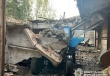 Уражено вантажівки, сільгосптехніку та будівлі: ворог атакував громаду на Чернігівщині (Фото)