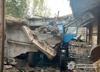 Уражено вантажівки, сільгосптехніку та будівлі: ворог атакував громаду на Чернігівщині (Фото)