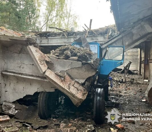 Уражено вантажівки, сільгосптехніку та будівлі: ворог атакував громаду на Чернігівщині (Фото)