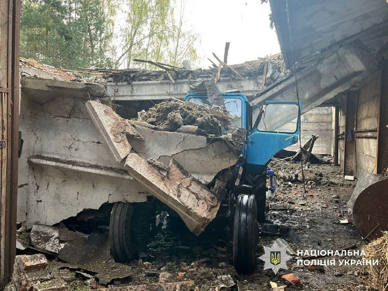 Уражено вантажівки, сільгосптехніку та будівлі: ворог атакував громаду на Чернігівщині (Фото)