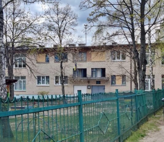 У Чернігові триває ліквідація наслідків ворожої атаки (Фото)