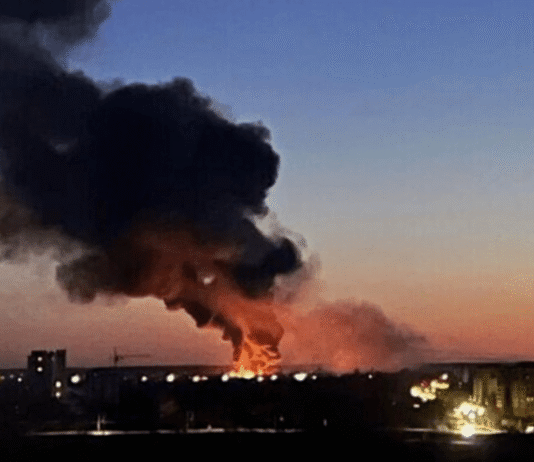 В Одессе прогремели взрывы: россияне массированно атаковали город «Шахедами», поднялись пожары (видео)