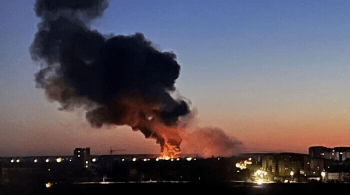 В Одессе прогремели взрывы: россияне массированно атаковали город «Шахедами», поднялись пожары (видео)