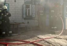 На Чернігівщині рятувальники винесли чоловіка з палаючого будинку