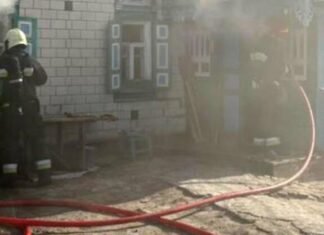 На Чернігівщині рятувальники винесли чоловіка з палаючого будинку