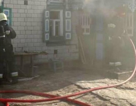 На Чернігівщині рятувальники винесли чоловіка з палаючого будинку