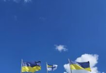 У центрі Чернігова замайорів Військово-Морський прапор ЗСУ