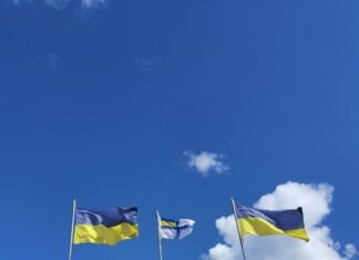 У центрі Чернігова замайорів Військово-Морський прапор ЗСУ