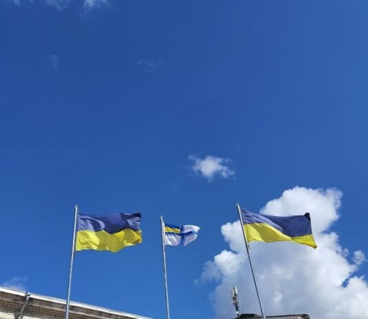 У центрі Чернігова замайорів Військово-Морський прапор ЗСУ
