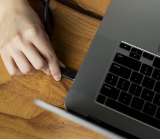 Зарядит даже ноутбук: новый повербанк мощностью 100 Вт уже близко (фото)