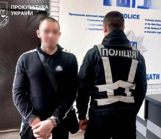 На Чернігівщині у відділенні пошти затримали двох чоловіків, які намагалися викрасти посилки